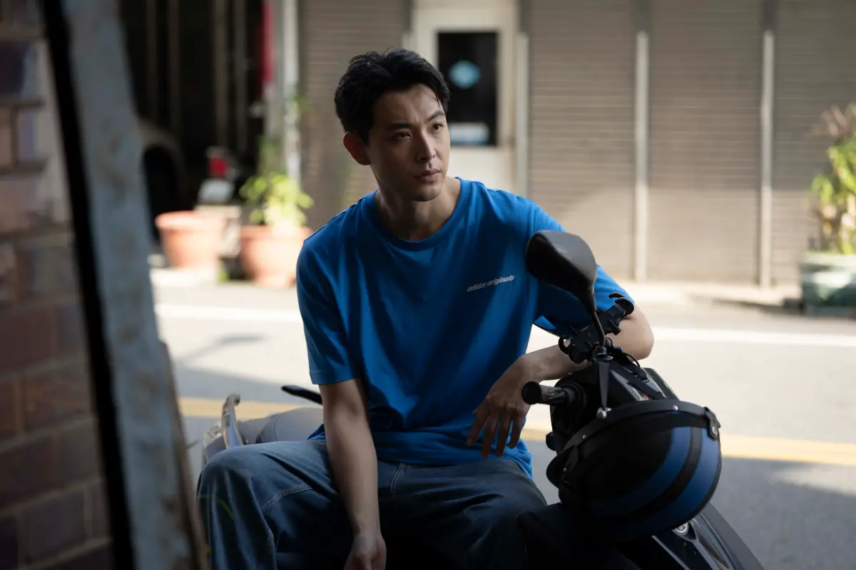 ▲連晨翔（如圖）在《拜六禮拜》中飾演楊家豪，和孫淑媚譜戀曲，還有吻戲、床戲。（圖／華視、公視台語台提供）