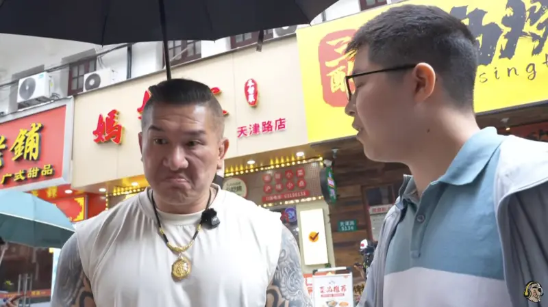 ▲一位中國民眾，對方與館長閒聊後，隨後表示台灣將來一定能夠實現統一和回歸，館長聽到後睜大雙眼，面露尷尬微笑。（圖／館長惡名昭彰YT）