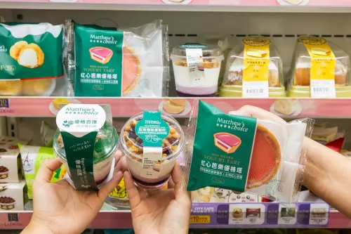 7-11甜點專櫃首度與「馬修嚴選」聯名推出3款手工甜點「昂舒巴黎優格小泡芙」、「馬修嚴選藍莓優格慕斯杯」、「馬修嚴選紅心芭樂優格塔」。(圖/7-11提供) ▲7-11甜點專櫃首度與「馬修嚴選」聯名推出3款手工甜點「昂舒巴黎優格小泡芙」、「馬修嚴選藍莓優格慕斯杯」、「馬修嚴選紅心芭樂優格塔」。(圖/7-11提供)