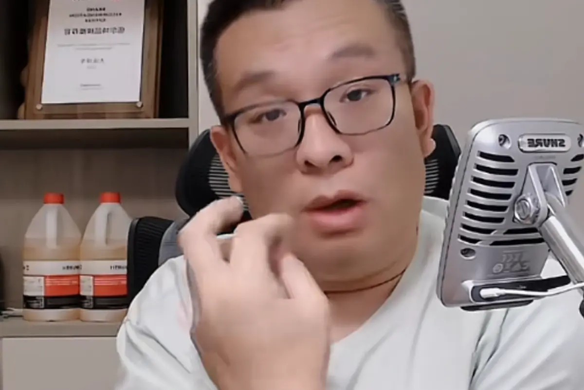 ▲40歲的抖音百萬網紅「大頭評車」（如圖）驟逝，妻子近日證實他的死訊，表示會接手經營頻道。而大頭評車月產600支片，令外界猜測死因很可能是過勞。（圖／大頭評車抖音）