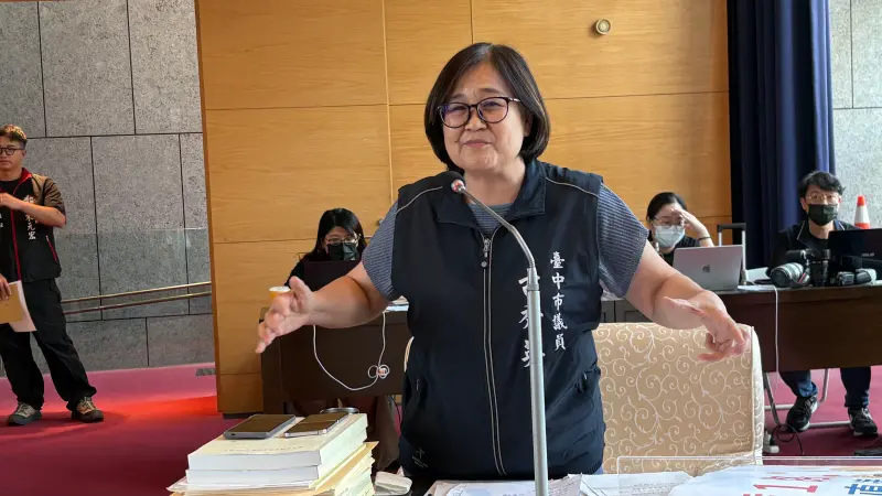 ▲原住民市議員古秀英質詢梨山賓館的蔣銅像遷移一事，指族人認為若移走蔣銅像，「祖靈會生氣」！（圖／記者顏幸如攝，2025.06.11）