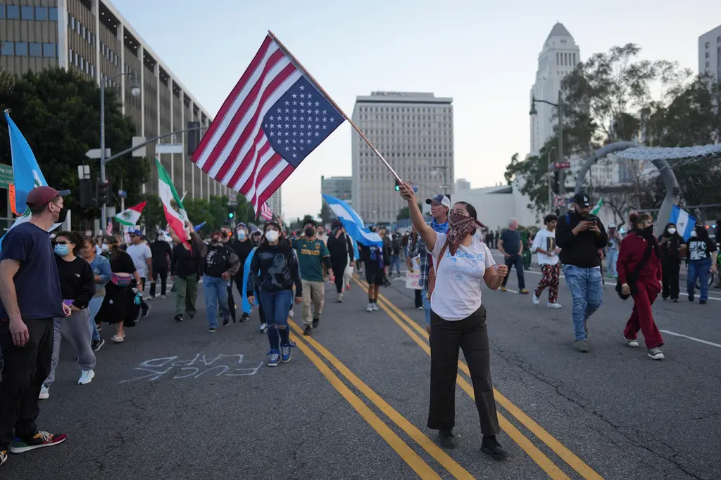 ▲抗議川普政府突襲式執法驅逐移民的示威活動在洛杉磯爆發，抗議活動已開始蔓延至全美各地，有超過100民團正在串聯於本週六在各地舉行「拒絕國王（No Kings）」示威，預計這可能會是川普重返白宮以來規模最大的反川示威潮。圖為洛杉磯抗議民眾倒持美國國旗。（圖／美聯社／達志影像）