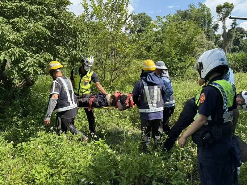 ▲老翁跌後無力爬起，又沒有帶手機，因此失聯。最後在雜草間發現癱倒無法自行起身的老翁(圖/民眾提供)