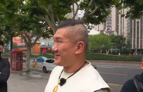 影／直播突被問「你哪國人」！館長愣住竟這樣回　手部動作露端倪
