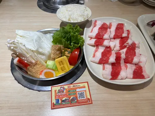 即日起至6月30日,到錢都涮涮鍋點餐就送「張張有獎刮刮卡」乙張,有機會將最新款 iPhone 16 帶回家。(圖/業者提供) ▲即日起至6月30日,到錢都涮涮鍋點餐就送「張張有獎刮刮卡」乙張,有機會將最新款 iPhone 16 帶回家。(圖/業者提供)