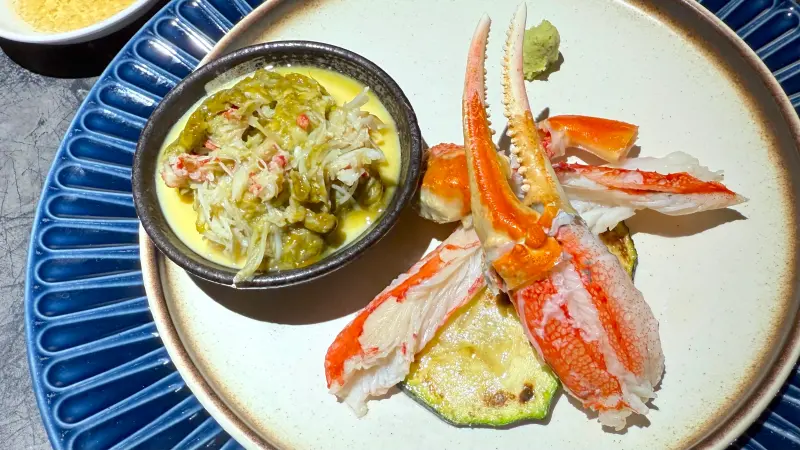 ▲手搖飲龜記x犇「私・犇 鐵板燒」以南法海岸為靈感，大啖北海道松葉蟹、蘇澳紅條魚，搭配夏多布里昂A5和牛及私藏高山冷翠茶。全預約制私廚午餐1500元起、晚餐4380元，菜單曝光搶先訂位。（圖／記者蕭涵云攝）