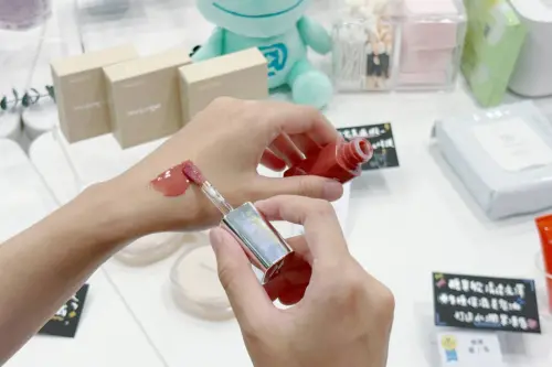 @cosme台灣美妝大賞榜單揭曉 上半年新秀賞共有23款 ▲眼妝、唇彩熱度持續升溫,將在2025年彩妝市場火力全開、話題不斷!(圖/業者提供)