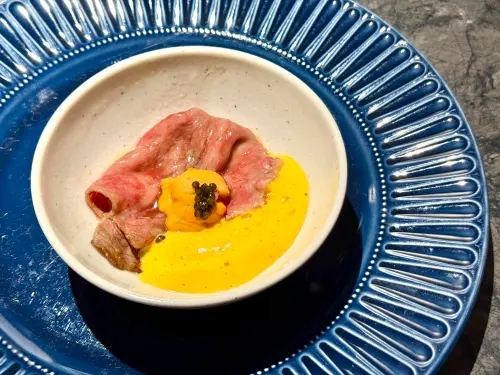 手搖飲「龜記」開賣茶香鐵板燒!「私・犇」啖松葉蟹、A5和牛菜單 ▲「月見海膽和牛捲A5」滑嫩好吃。(圖/記者蕭涵云攝)