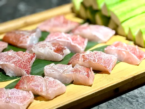 手搖飲「龜記」開賣茶香鐵板燒!「私・犇」啖松葉蟹、A5和牛菜單 ▲宜蘭蘇澳直送的紅條魚,鮮嫩不已。(圖/記者蕭涵云攝)