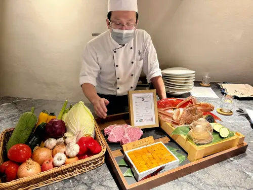 手搖飲「龜記」開賣茶香鐵板燒!「私・犇」啖松葉蟹、A5和牛菜單 ▲「私・犇 鐵板燒」端出澎湃海陸食材,開吃茶香鐵板燒。(圖/記者蕭涵云攝)