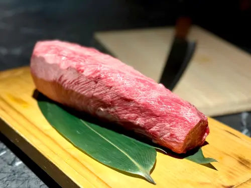 手搖飲「龜記」開賣茶香鐵板燒!「私・犇」啖松葉蟹、A5和牛菜單 ▲豪邁整條牛舌上桌,大方厚切。(圖/記者蕭涵云攝)