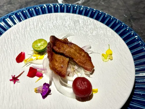 手搖飲「龜記」開賣茶香鐵板燒!「私・犇」啖松葉蟹、A5和牛菜單 ▲「Black Opal厚切和牛牛舌」吃來脆彈口感很吸引人。(圖/記者蕭涵云攝)