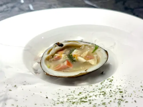 手搖飲「龜記」開賣茶香鐵板燒!「私・犇」啖松葉蟹、A5和牛菜單 ▲煙霧中端上「蒜酥粉絲活北寄貝」,儀式感很夠。(圖/記者蕭涵云攝)