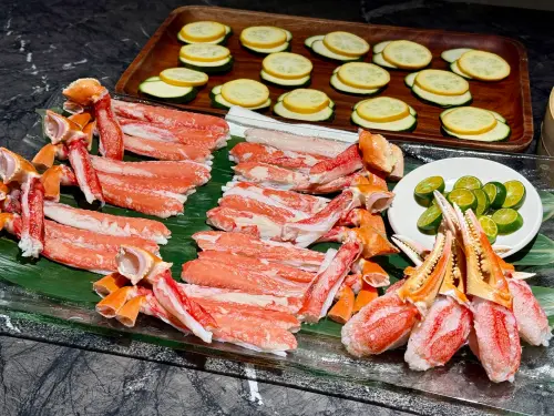 手搖飲「龜記」開賣茶香鐵板燒!「私・犇」啖松葉蟹、A5和牛菜單 ▲「私・犇 鐵板燒」貼心為活體松葉蟹去殼。(圖/記者蕭涵云攝)