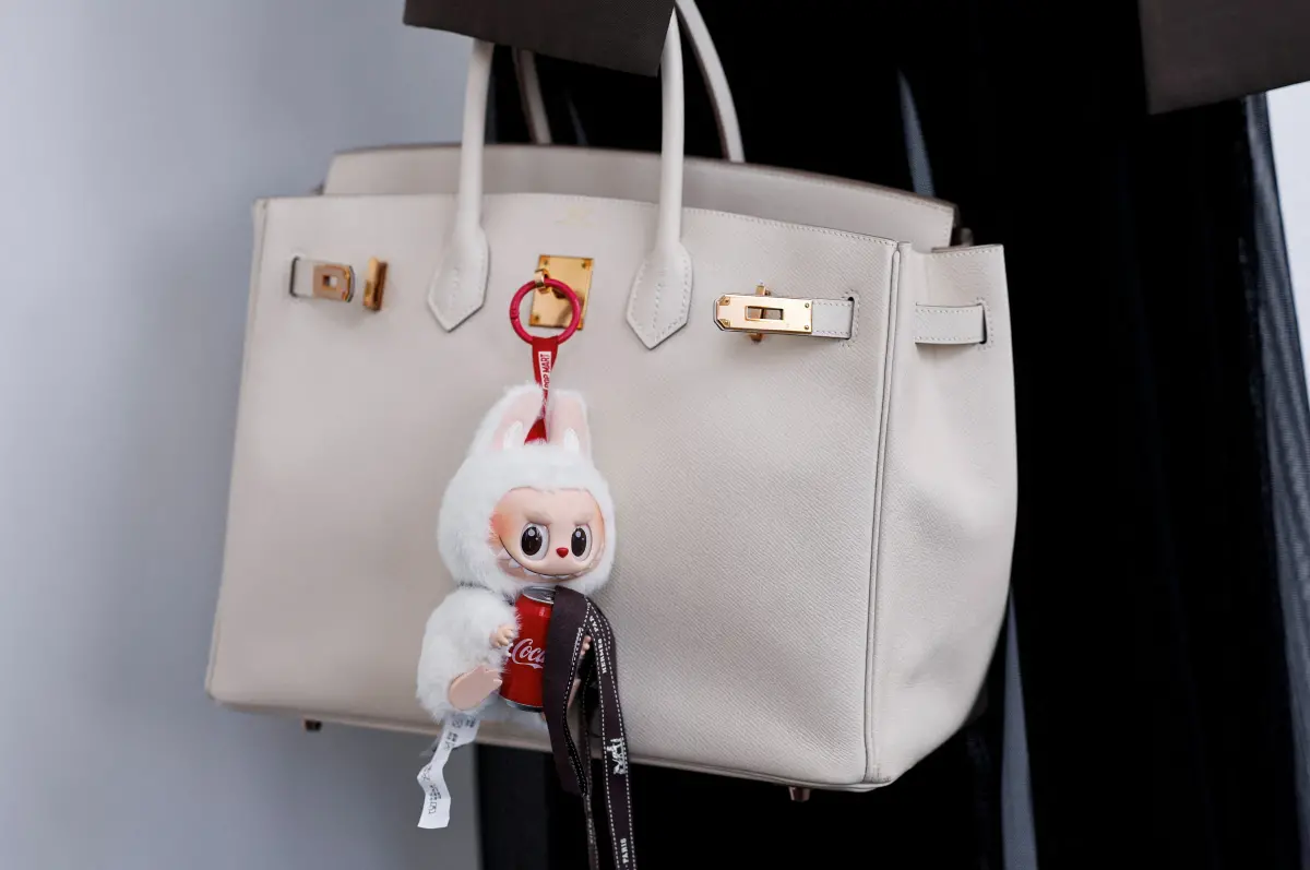 ▲泡泡瑪特（POP MART）旗下IP角色「Labubu」紅遍全球，隨著人氣高漲更面臨供不應求的情況。（圖／路透社／達志影像）