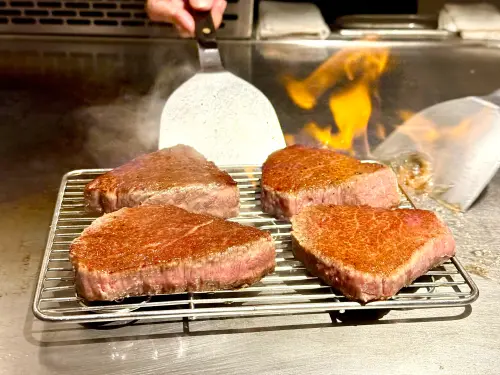 手搖飲「龜記」開賣茶香鐵板燒!「私・犇」啖松葉蟹、A5和牛菜單 ▲犇秀出獨門鐵板燒和牛料理,開吃「夏多布里昂和牛 A5」。(圖/記者蕭涵云攝)