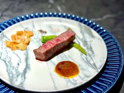 手搖飲「龜記」開賣茶香鐵板燒!「私・犇」啖松葉蟹、A5和牛菜單 ▲「夏多布里昂和牛 A5」極其軟嫩。(圖/記者蕭涵云攝)