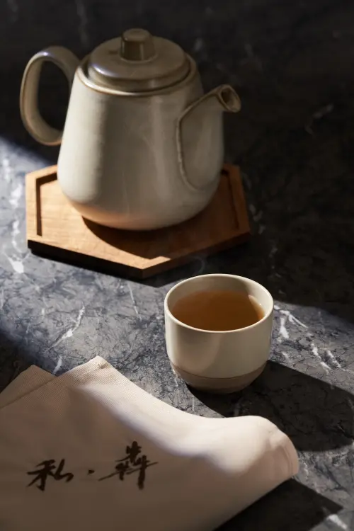 手搖飲「龜記」開賣茶香鐵板燒!「私・犇」啖松葉蟹、A5和牛菜單 ▲「私・犇 鐵板燒」喝得到龜記團隊打造的三款專屬私藏高山冷翠茶。(圖/私・犇 鐵板燒提供)