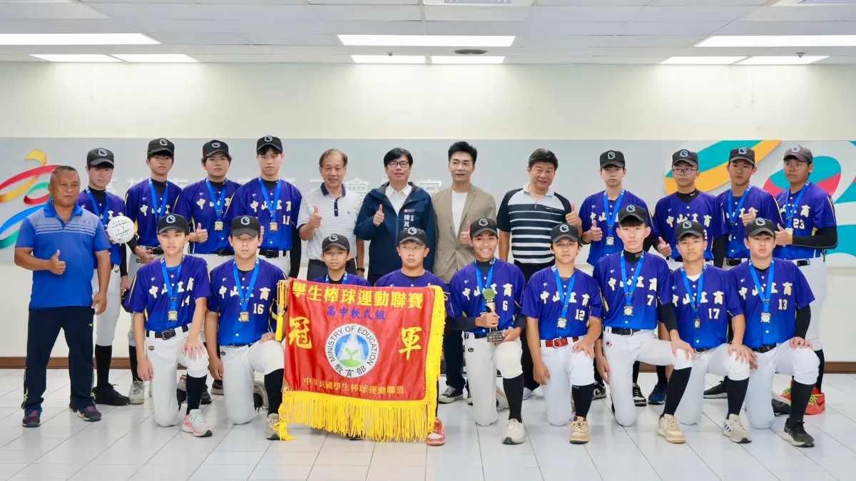 ▲市長陳其邁市政會議中公開表揚優秀選手，並致贈獎勵金，感謝選手們為高雄爭光。（圖／高市府教育局提供）