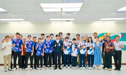 ▲市長陳其邁市政會議中公開表揚優秀選手,並致贈獎勵金,感謝選手們為高雄爭光。(圖/高市府教育局提供) ▲市長陳其邁市政會議中公開表揚優秀選手,並致贈獎勵金,感謝選手們為高雄爭光。(圖/高市府教育局提供)