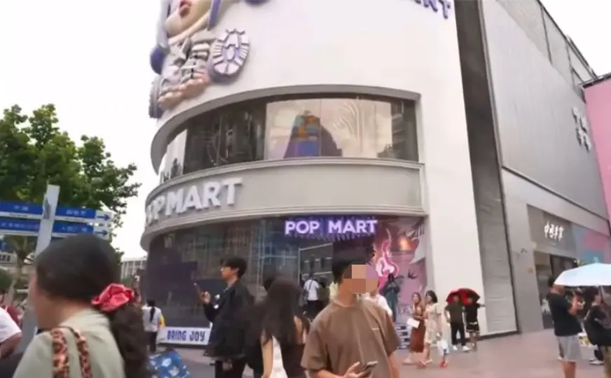 ▲館長今（11）日應承諾走訪泡泡瑪特（POP MART）上海旗艦店，讓徐巧芯再度抖內。（圖／翻攝自館長惡名昭彰YT）