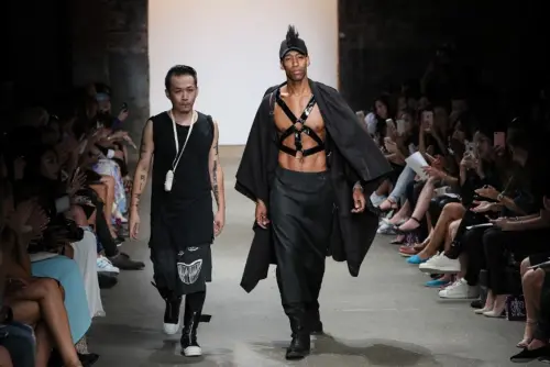 ▲2016年首次登上紐約時裝週,周裕穎運用臺南光彩繡莊的立體神明繡,將臺灣傳統信仰織入當代時尚;其設計也被收錄於康軒國中藝術課本,成為文化創新的教材之一。(圖/JUST IN XX提供) ▲2016年首次登上紐約時裝週,周裕穎運用臺南光彩繡莊的立體神明繡,將臺灣傳統信仰織入當代時尚;其設計也被收錄於康軒國中藝術課本,成為文化創新的教材之一。(圖/JUST IN XX提供)