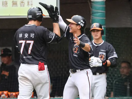 陳傑憲(右)無疑是統一獅精神領袖、最重要的打者,球迷不樂見他缺席關鍵賽事情有可原。(圖/統一獅提供) ▲陳傑憲(右)無疑是統一獅精神領袖、最重要的打者,球迷不樂見他缺席關鍵賽事情有可原。(圖/統一獅提供)