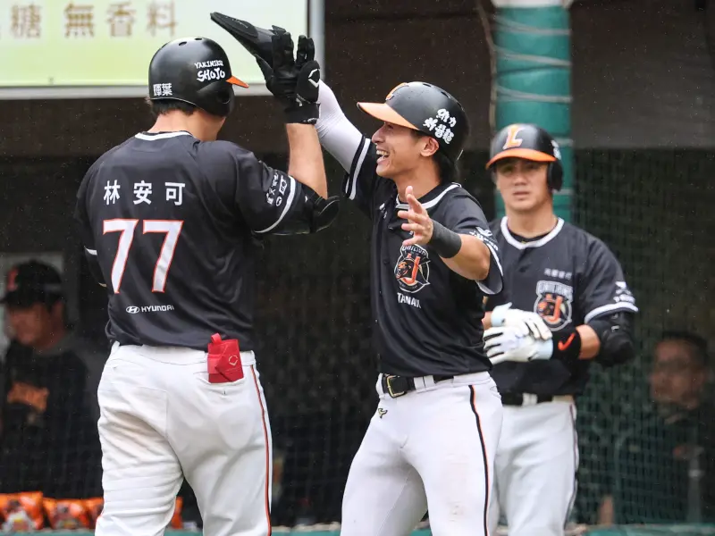 ▲統一獅今晚有機會亮起魔術數字M10，有許多球迷已經開始期待統一獅封王後的咖啡優惠活動，表示希望球團可以釋出更多誠意，祭出拿鐵買一送一活動。（圖／統一獅提供）