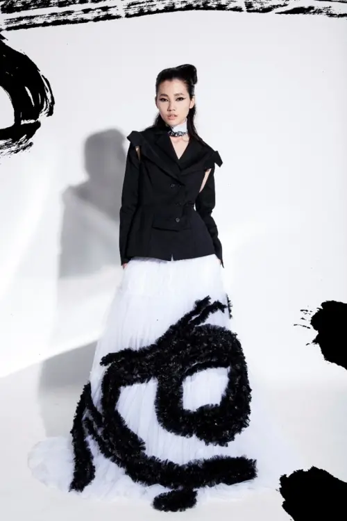 ▲《讀衣》系列作品為周裕穎與書法家董陽孜跨界合作。(圖/JUST IN XX提供) ▲《讀衣》系列作品為周裕穎與書法家董陽孜跨界合作。(圖/JUST IN XX提供)