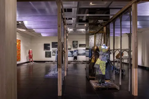 ▲江賢二X林友寒X周裕穎跨界合作《無名的繆思》,周裕穎將江賢二老師創作的浪板變身為戶外時尚裝置藝術作品。(圖片提供/丰宇影像) ▲江賢二X林友寒X周裕穎跨界合作《無名的繆思》,周裕穎將江賢二老師創作的浪板變身為戶外時尚裝置藝術作品。(圖片提供/丰宇影像)