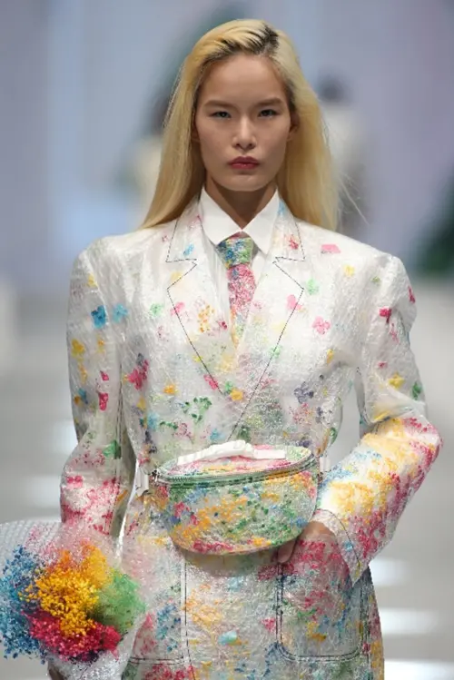 ▲周裕穎創辦的永續支線品牌 Luxxury Godbage,運用氣泡袋與乾燥花的再生材料,重新拼構成衣輪廓,在回收中重現詩意與可能。(圖/JUST IN XX提供) ▲周裕穎創辦的永續支線品牌 Luxxury Godbage,運用氣泡袋與乾燥花的再生材料,重新拼構成衣輪廓,在回收中重現詩意與可能。(圖/JUST IN XX提供)