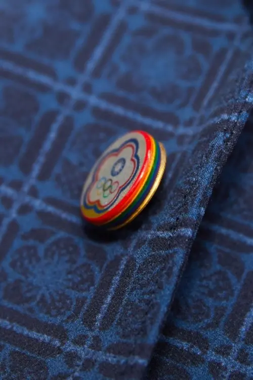 ▲ 東京奧運中華隊制服與光山行訂製手工漆器釦正面金、銀主色,祝福中華健兒摘金奪銀;釦側六色彩虹宣揚台灣多元包容。(圖/JUST IN XX提供) ▲ 東京奧運中華隊制服與光山行訂製手工漆器釦正面金、銀主色,祝福中華健兒摘金奪銀;釦側六色彩虹宣揚台灣多元包容。(圖/JUST IN XX提供)