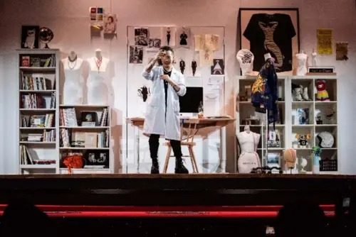 ▲2021年《先驅者沙龍》周裕穎打造創新「舞台劇時裝秀」,集結陳美鳳、董至成、黃仲崑、潘若迪、變裝皇后女王、蔡詩芸等名人,化身國際時尚大咖合體現身與演出。(圖/JUST IN XX提供) ▲2021年《先驅者沙龍》周裕穎打造創新「舞台劇時裝秀」,集結陳美鳳、董至成、黃仲崑、潘若迪、變裝皇后女王、蔡詩芸等名人,化身國際時尚大咖合體現身與演出。(圖/JUST IN XX提供)