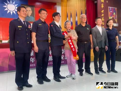 ▲市長陳其邁出席「114年警察節慶祝活動」會中頒獎表揚警察模範母親人員。(圖／記者郭凱杰攝,2025.06.11）