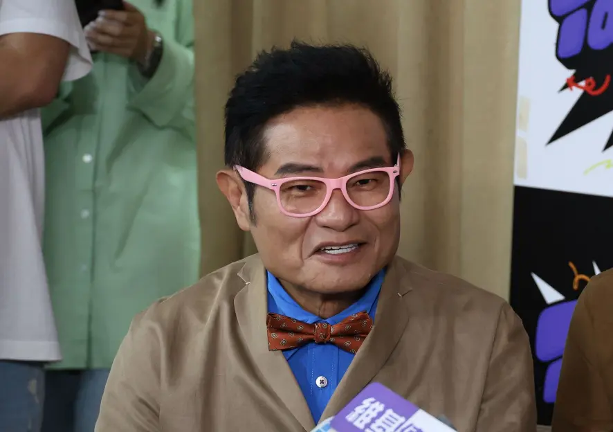 ▲63歲的許效舜（如圖）主持節目《效廉出發吧！》爆出威廉逃兵爭議使得收視率直降。許效舜不只扛起了收視壓力，還讓收視率緩緩上升，使得電視台看好他決定為他開新節目。（圖／記者嚴俊強攝）