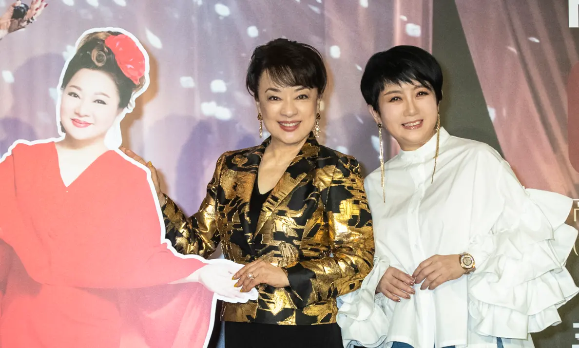 ▲75歲翁倩玉（中）8月要在高流開唱，她笑說這應該是自己「最後一次大型巡演」。而翁倩玉昔日和白冰冰（左）、周思潔（右）並稱「攻日3鼻祖」，3人今天也透過另類方式合體了。（圖／大大娛樂提供）