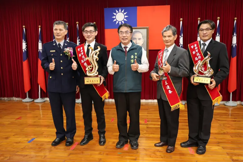 ▲114年警察節即將來臨，台南市政府舉行慶祝大會，市長黃偉哲頒發模範警察、警察獎章等獎項。（圖／南市府提供）