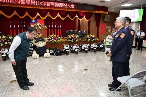 ▲黃偉哲代表全體市民向勞苦功高的警察、協勤民力、警友及在背後支持的警眷們,致上最高敬意及謝意。(圖/南市府提供) ▲黃偉哲代表全體市民向勞苦功高的警察、協勤民力、警友及在背後支持的警眷們,致上最高敬意及謝意。(圖/南市府提供)