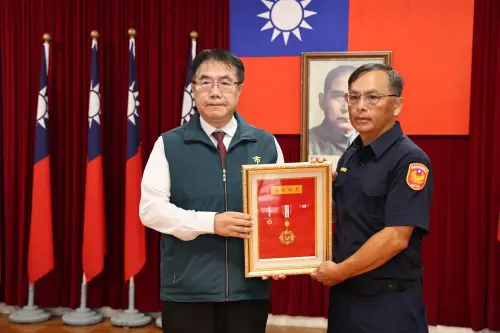 ▲台南市長黃偉哲頒發警察獎章予警察同仁。(圖/南市府提供) ▲台南市長黃偉哲頒發警察獎章予警察同仁。(圖/南市府提供)