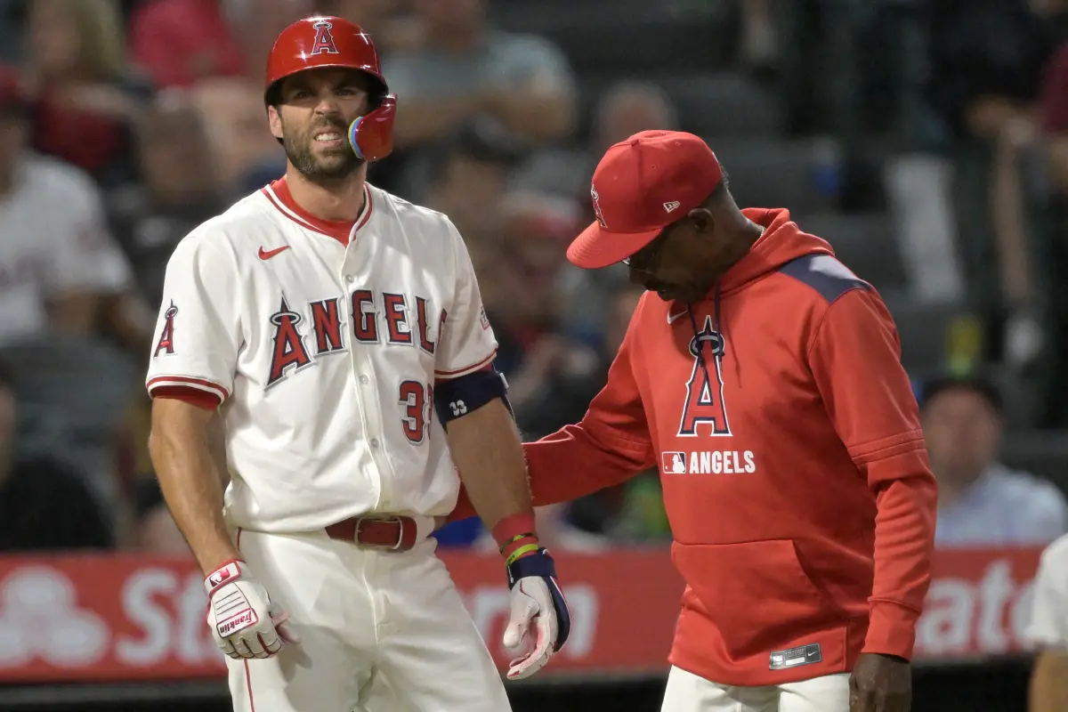 ▲MLB 34歲資深工具人Chris Taylor近期剛從道奇轉隊加盟洛杉磯天使，卻在比賽中遭觸身球擊中左手骨折，目前已被列入10天傷兵名單，歸期未定。（圖／路透／達志影像）	