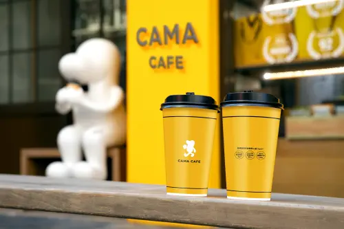 ▲咖啡控消暑優惠快囤貨！CAMA CAFE年中慶，跨店寄杯超過40款飲料「最低85折」!中杯金獎美式咖啡55元開喝，划算買法一次試算給你看。路易莎19週年慶「85折寄杯」咖啡優惠。（圖／CAMA CAFE提供）
