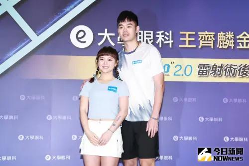 ▲陳詩媛（左）與王齊麟已登記結婚後曾合體出席活動，目前計畫在明年辦婚禮。（圖／記者吳翊緁攝）