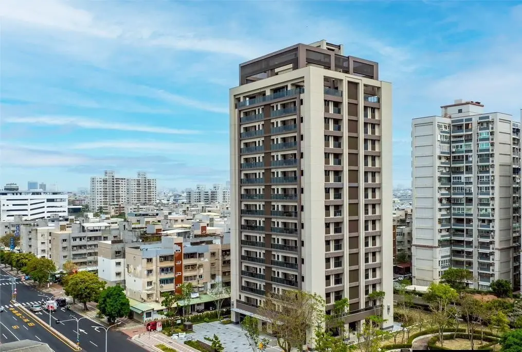 ▲「誠品生活台南」附近住宅主要是國宅，其他類型產品相對少，但南側約300公尺處有一棟剛完工的「森安邦」社區。（圖／信義房屋提供）