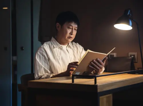 ▲劉錫明在〈放心去飛〉MV中展現細膩演技，讓觀眾被打動。（圖／產值娛樂提供）