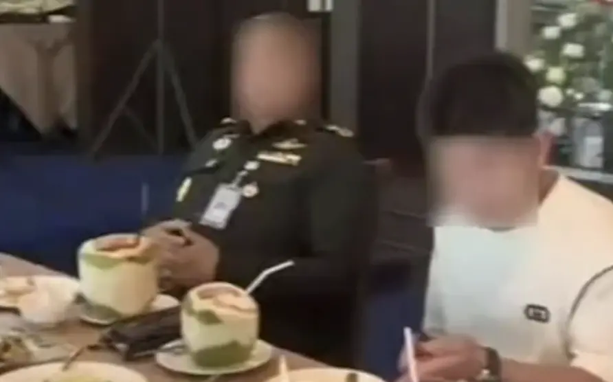 ▲一名有百萬名粉絲追蹤的網紅和泰國軍官吃飯，他將過程發上社群平台，引發民間不滿。（圖／翻攝自中國微信帳號）