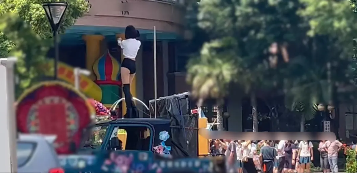 ▲台中市南屯區某國中前出現兩位熱褲辣妹大跳鋼管舞。（圖／讀者提供，2025.06.11）