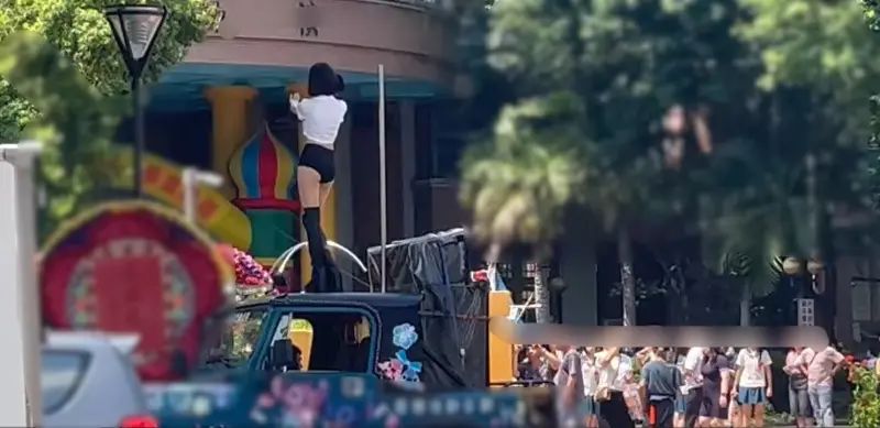 ▲台中市南屯區某國中前出現兩位熱褲辣妹大跳鋼管舞。（圖／讀者提供，2025.06.11）