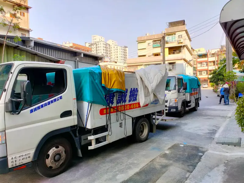 ▲新北市八里「康誠搬家公司」10日因行車糾紛，亮槍攔車被法辦。崔媽媽基金會今（11）晚間發聲明，即起終止推薦康誠搬家。（圖／康誠搬家臉書）