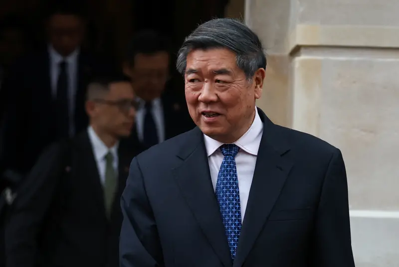 ▲美中代表團9、10日在倫敦舉行貿易談判。中國國務院副總理何立峰離開會場。(圖/路透社/達志影像)