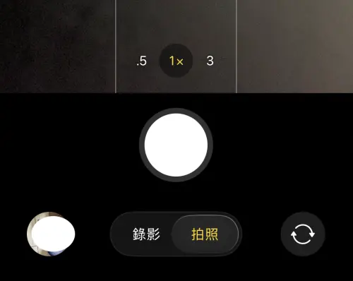 ▲iOS 26相機介面更加簡約，僅留下拍照和錄影。（圖／手機截圖）